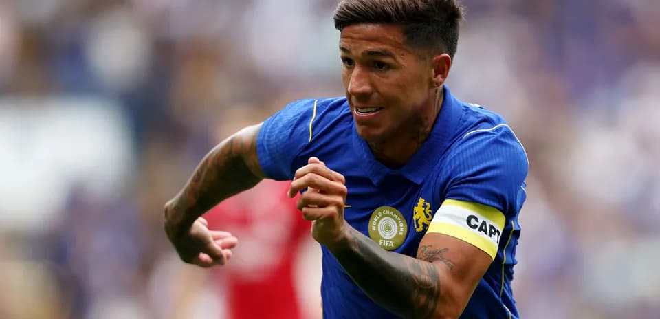 Jugador corriendo con camiseta azul y banda de capitán