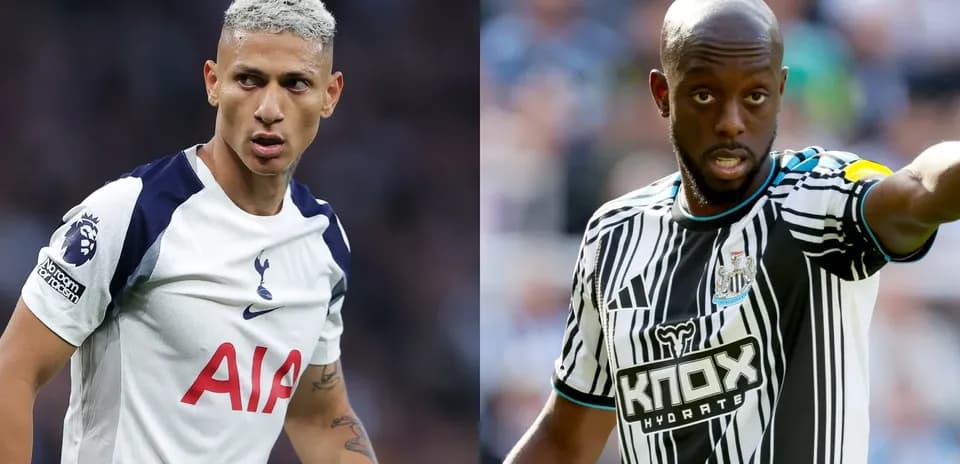Richarlison y jugador de Newcastle en acción