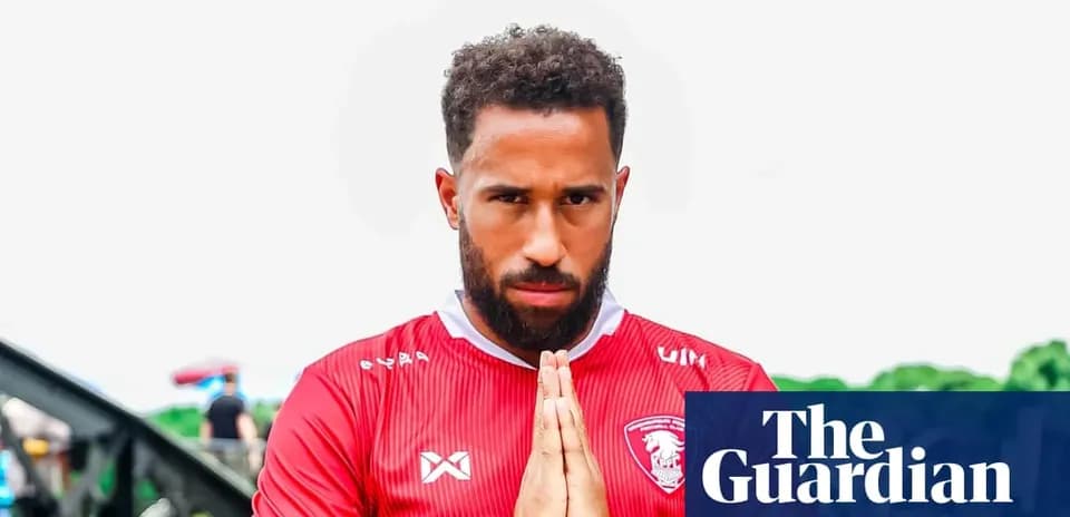 Jugador en camiseta roja con manos en posición de oración