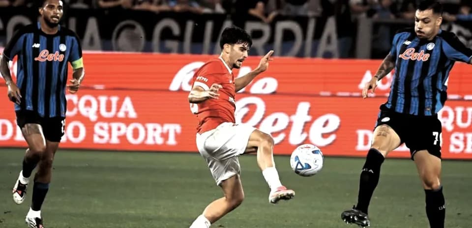 Jugador chuta el balón en partido de fútbol