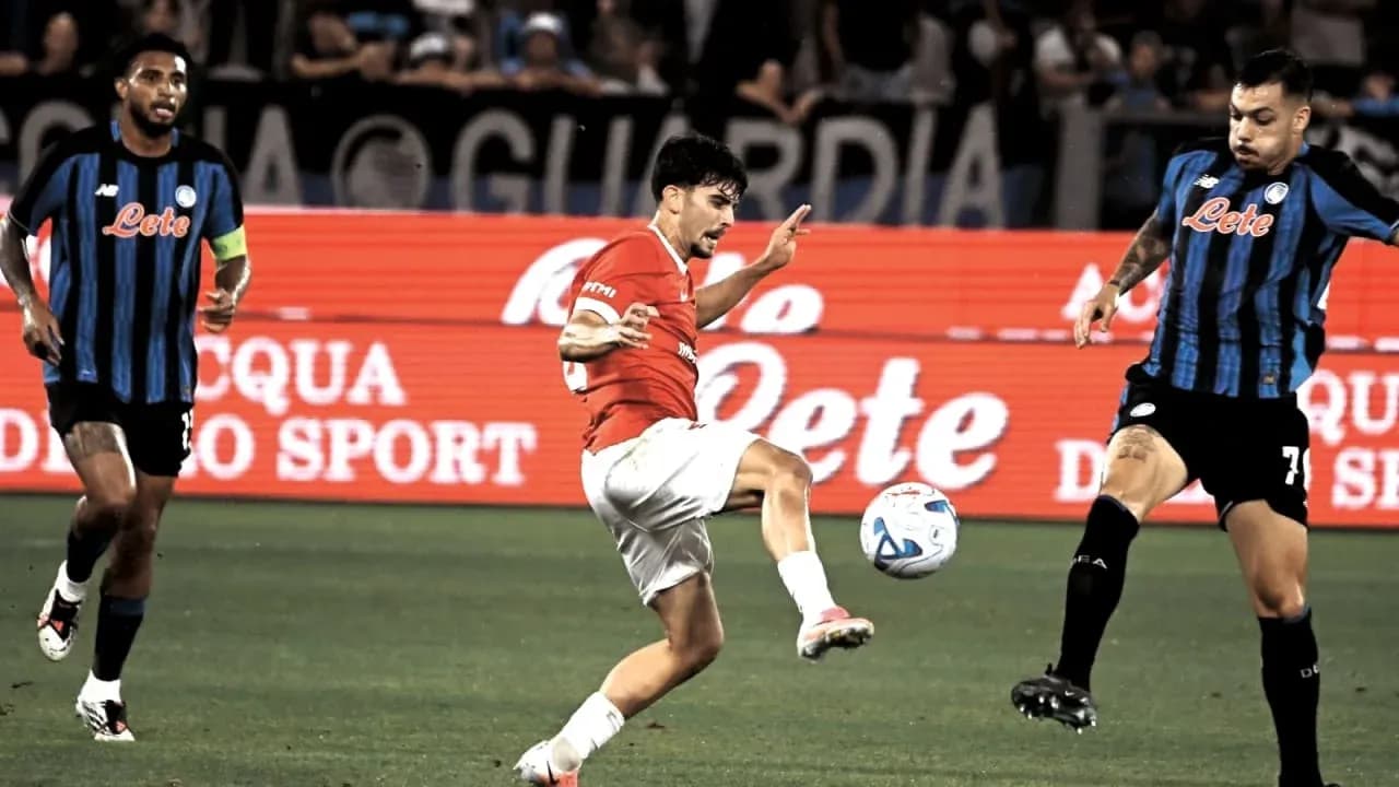 Jugador chuta el balón en partido de fútbol
