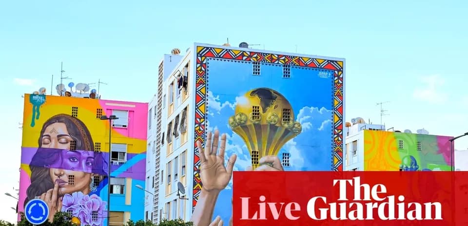 Murales coloridos en edificios urbanos con arte