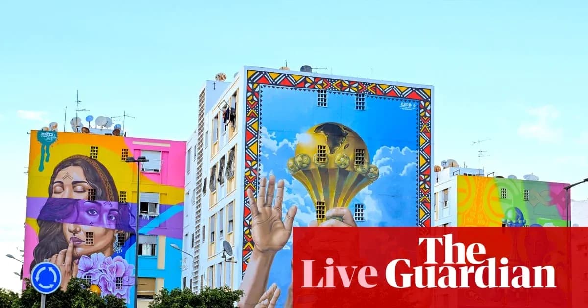 Murales coloridos en edificios urbanos con arte