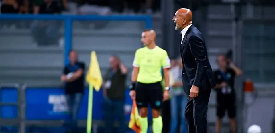 Entrenador dirigiendo a su equipo durante el partido