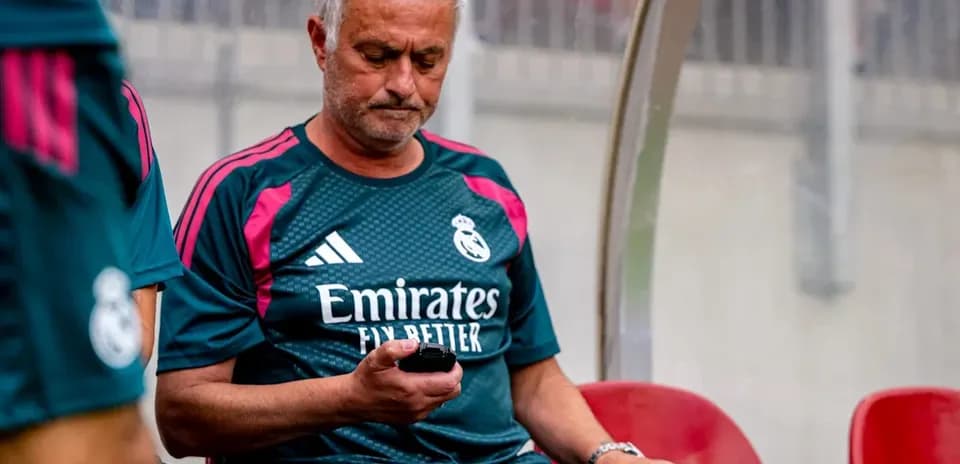 Entrenador de Real Madrid sentado en el banquillo