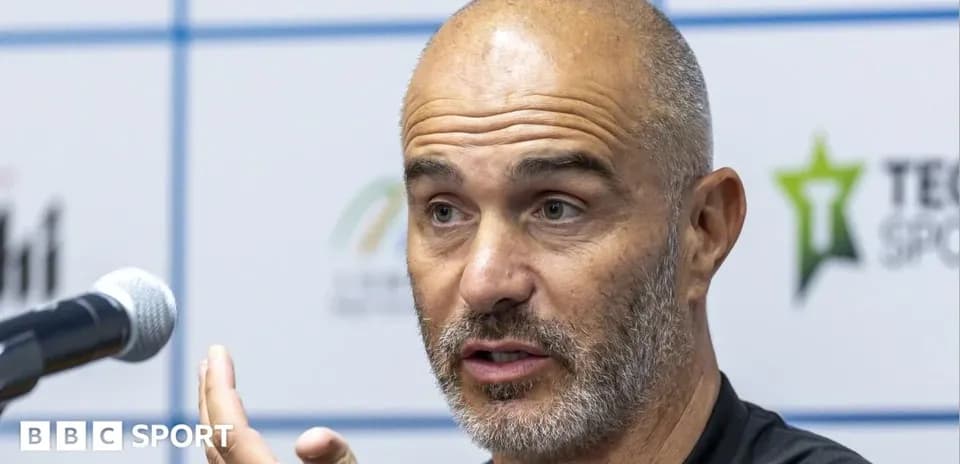 Entrenador hablando en una conferencia de prensa