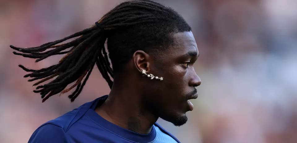 Jugador con trenzas y aretes en el oído