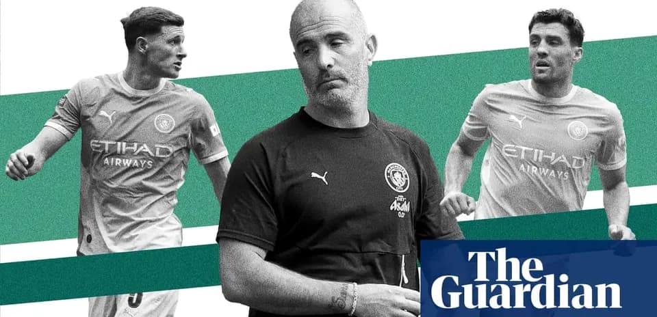 Entrenador con dos jugadores en camiseta del Manchester City