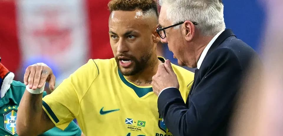 Neymar conversando con el entrenador en el partido