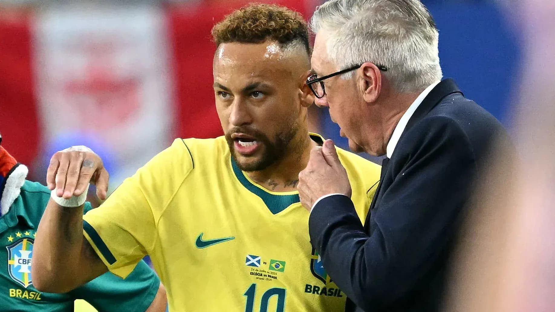Neymar conversando con el entrenador en el partido