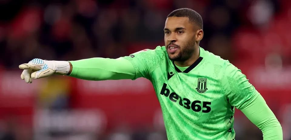 Portero de Stoke City dirigiendo a sus compañeros