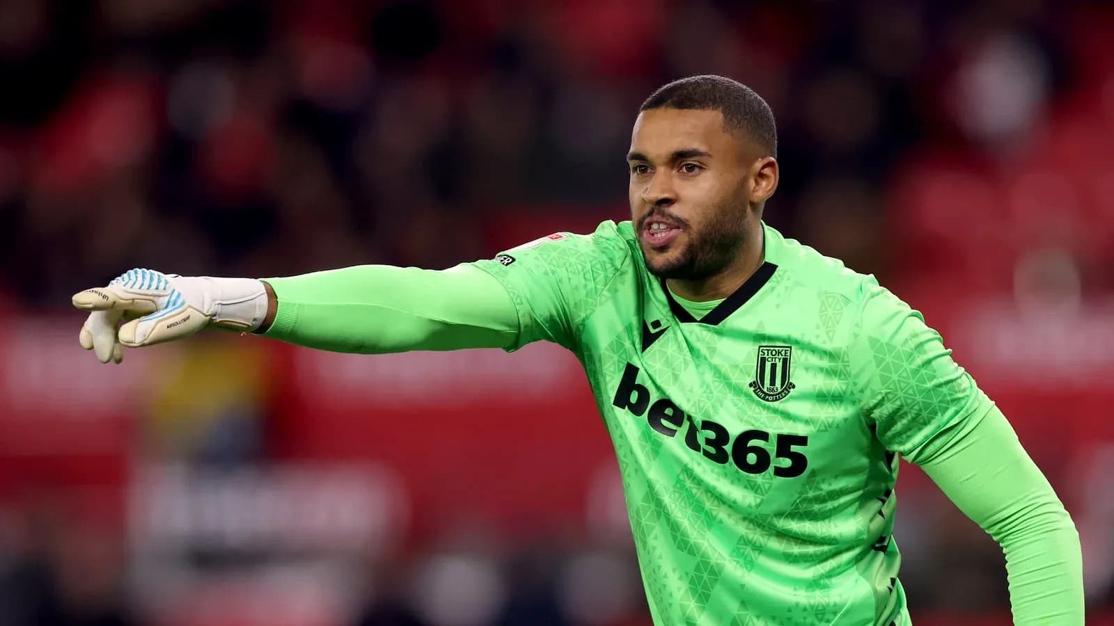 Portero de Stoke City dirigiendo a sus compañeros