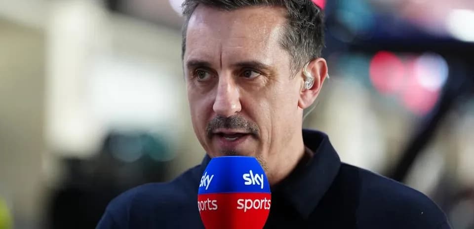 Analista hablando en un micrófono de Sky Sports