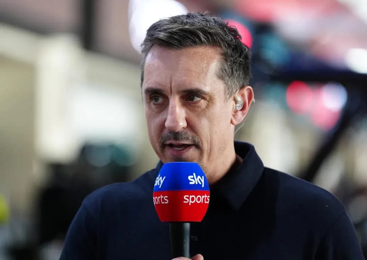 Analista hablando en un micrófono de Sky Sports