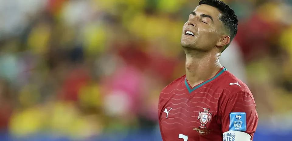 Jugador de Portugal con camiseta roja en partido