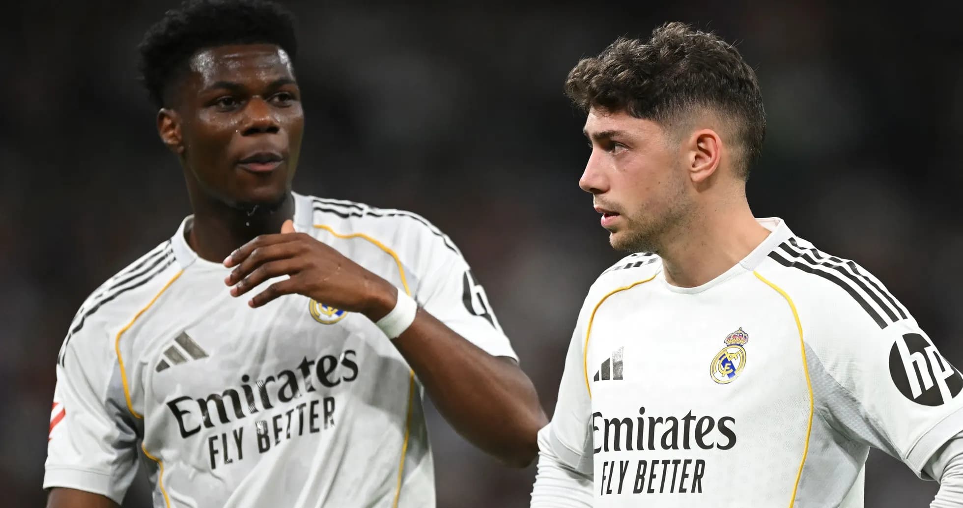 Dos jugadores de Real Madrid conversando en el campo