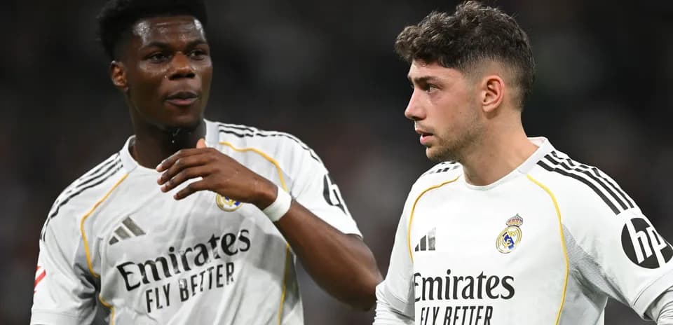 Dos jugadores de Real Madrid conversando en el campo