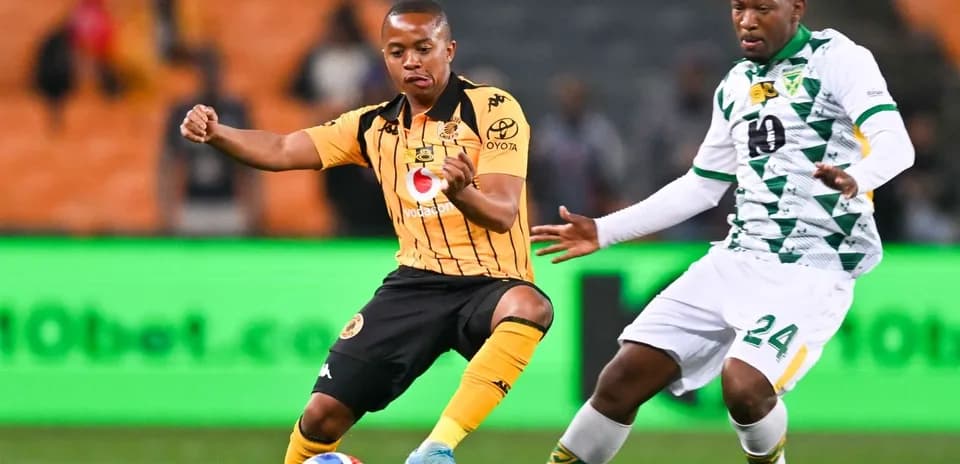 Jugador de Kaizer Chiefs controla el balón en partido