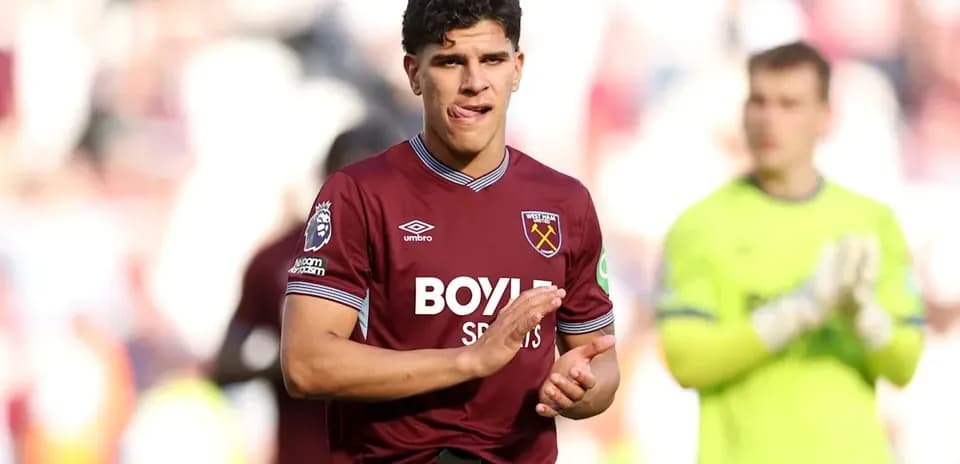 Jugador de West Ham aplaudiendo tras el partido