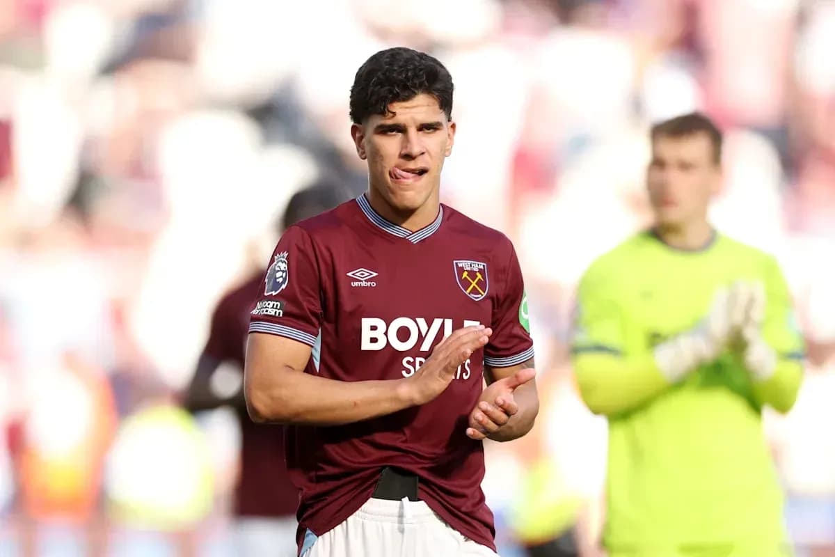 Jugador de West Ham aplaudiendo tras el partido