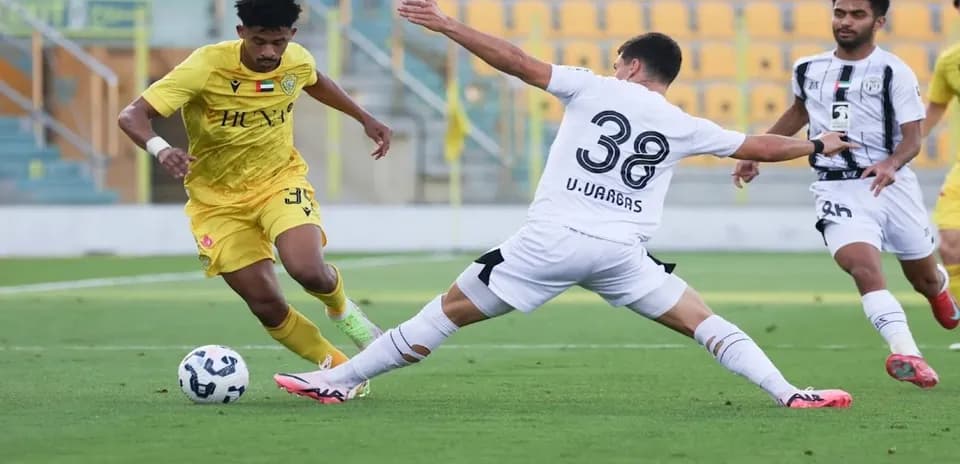 Jugador de Al Wasl U23 esquivando a U. Vargas