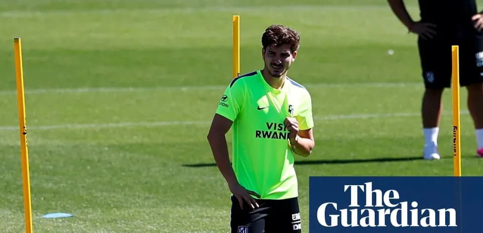 Jugador entrenando en campo con conos de entrenamiento