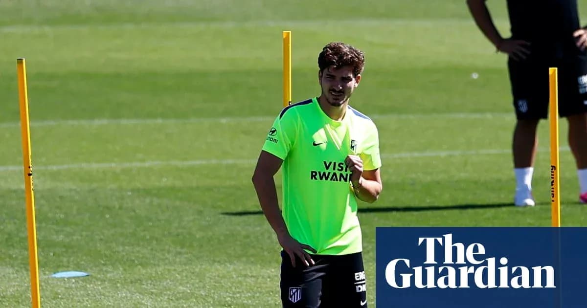 Jugador entrenando en campo con conos de entrenamiento