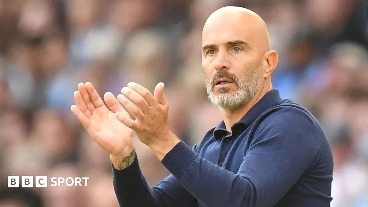 Entrenador aplaudiendo durante el partido