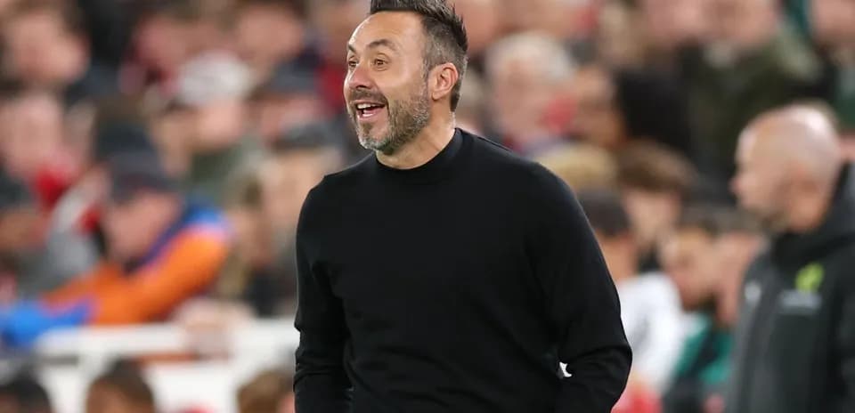 Entrenador dirigiendo al equipo durante el partido