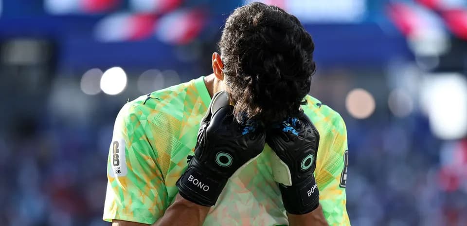 Portero con guantes cubriendo su rostro en el campo