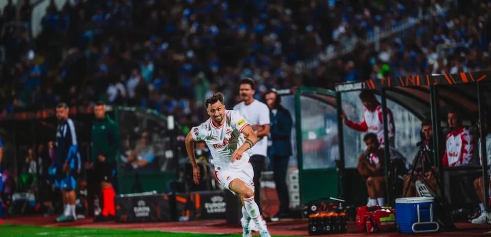 Jugador de Red Bull Salzburg en acción