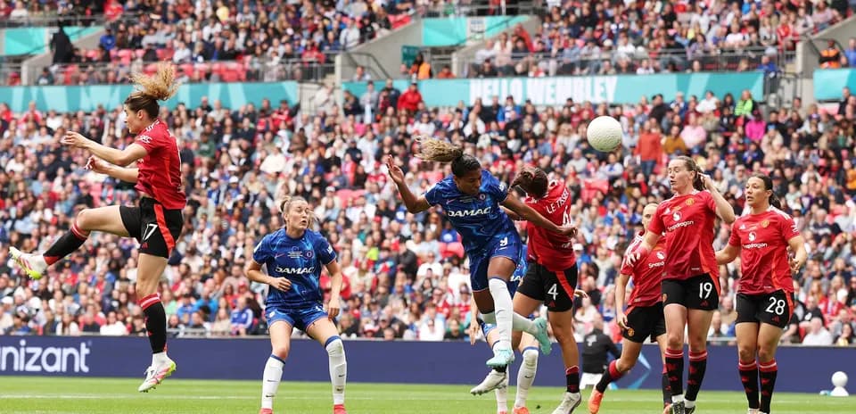 Jugadora de Chelsea saltando para cabecear el balón