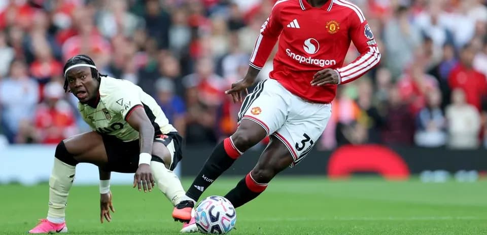 Jugador de Manchester United driblando el balón