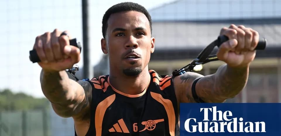 Jugador entrenando con equipo de resistencia en campo