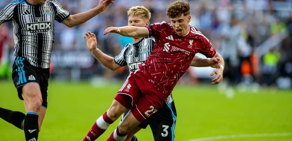 Jugadores de Newcastle y Liverpool en acción