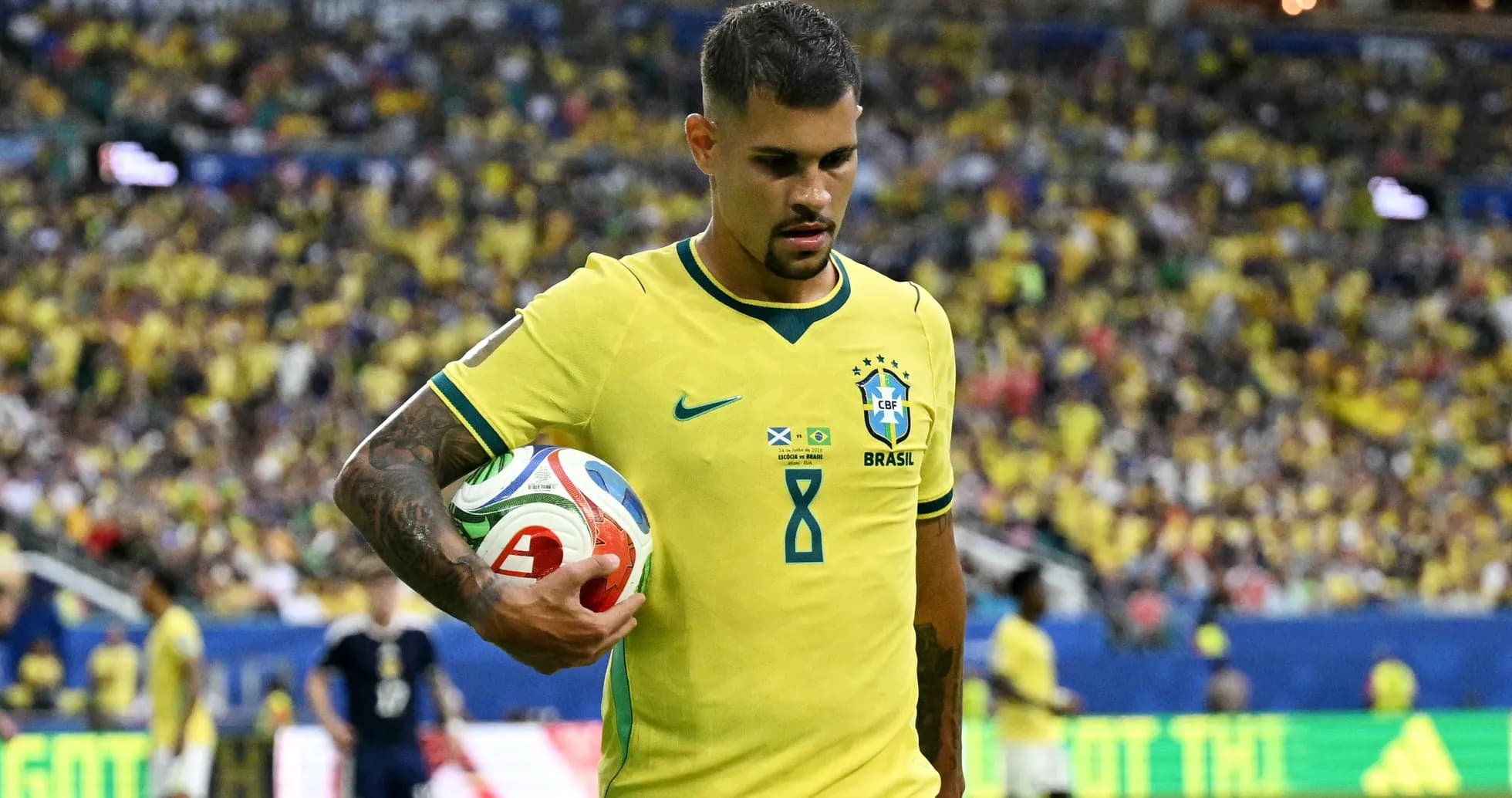 Jugador brasileño sosteniendo el balón en el campo