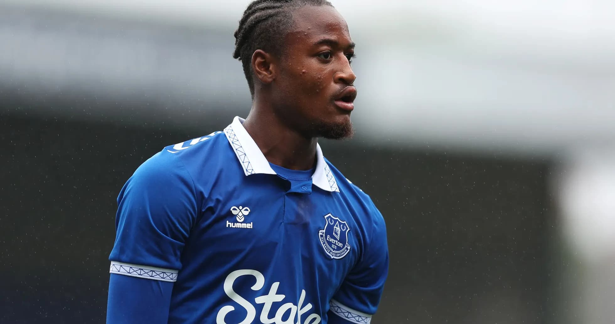 Jugador de Everton en acción durante el partido