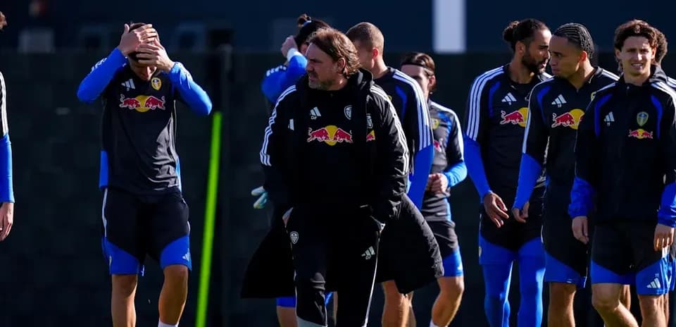 Jugadores de Leeds United durante sesión de entrenamiento
