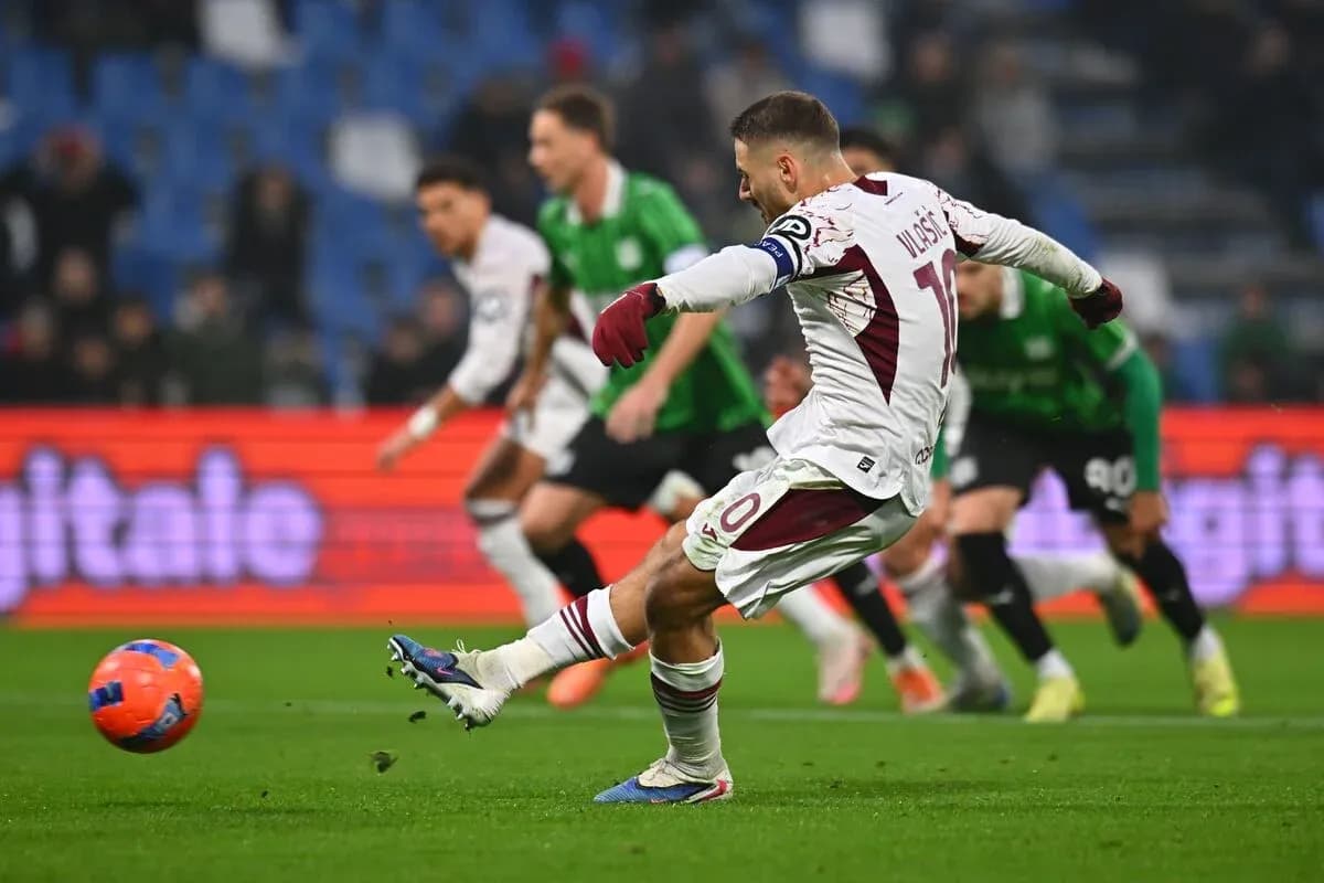 Un jugador de Torino ejecutando un penalti