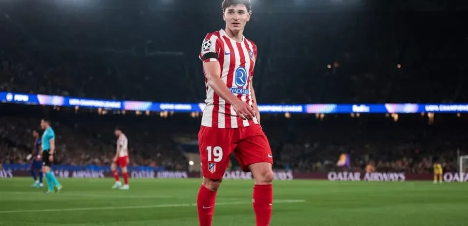 Jugador del Atlético de Madrid en el campo durante partido