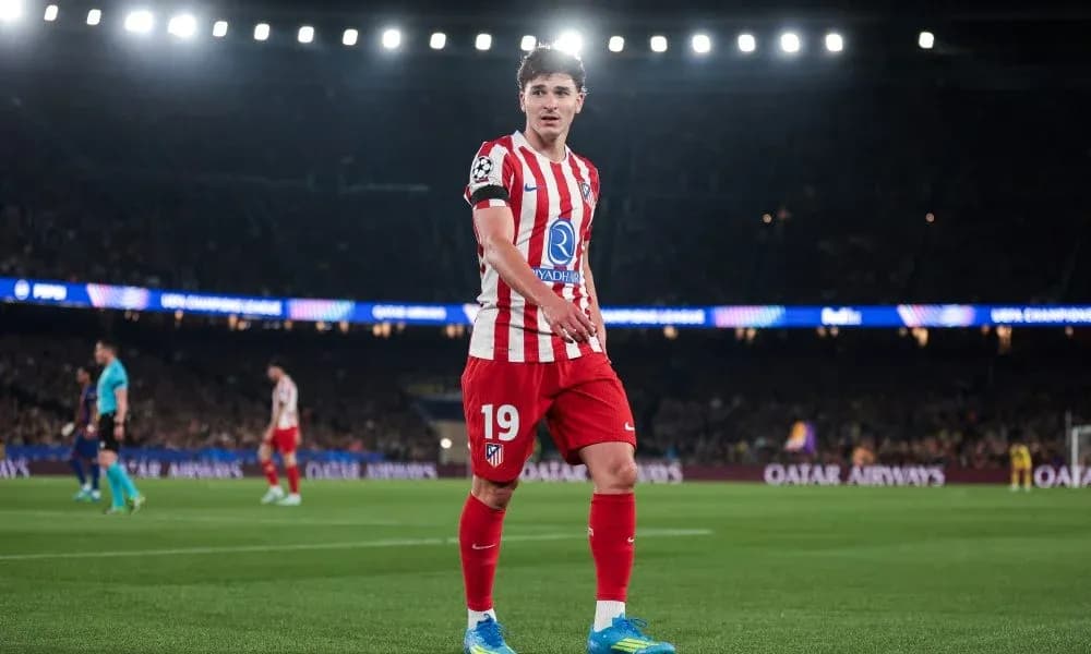 Jugador del Atlético de Madrid en el campo durante partido