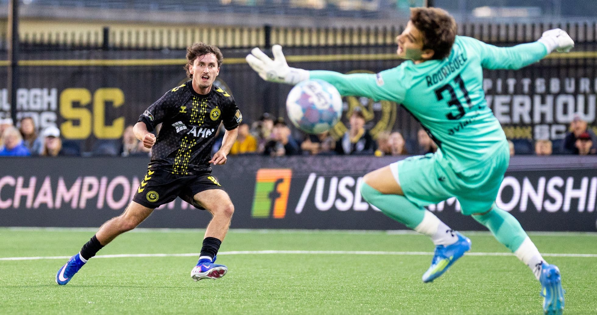 Jugador del Pittsburgh Riverhounds disparando a puerta
