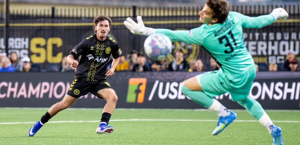 Jugador del Pittsburgh Riverhounds disparando a puerta