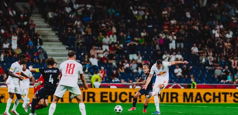 Jugadores compitiendo en partido de fútbol