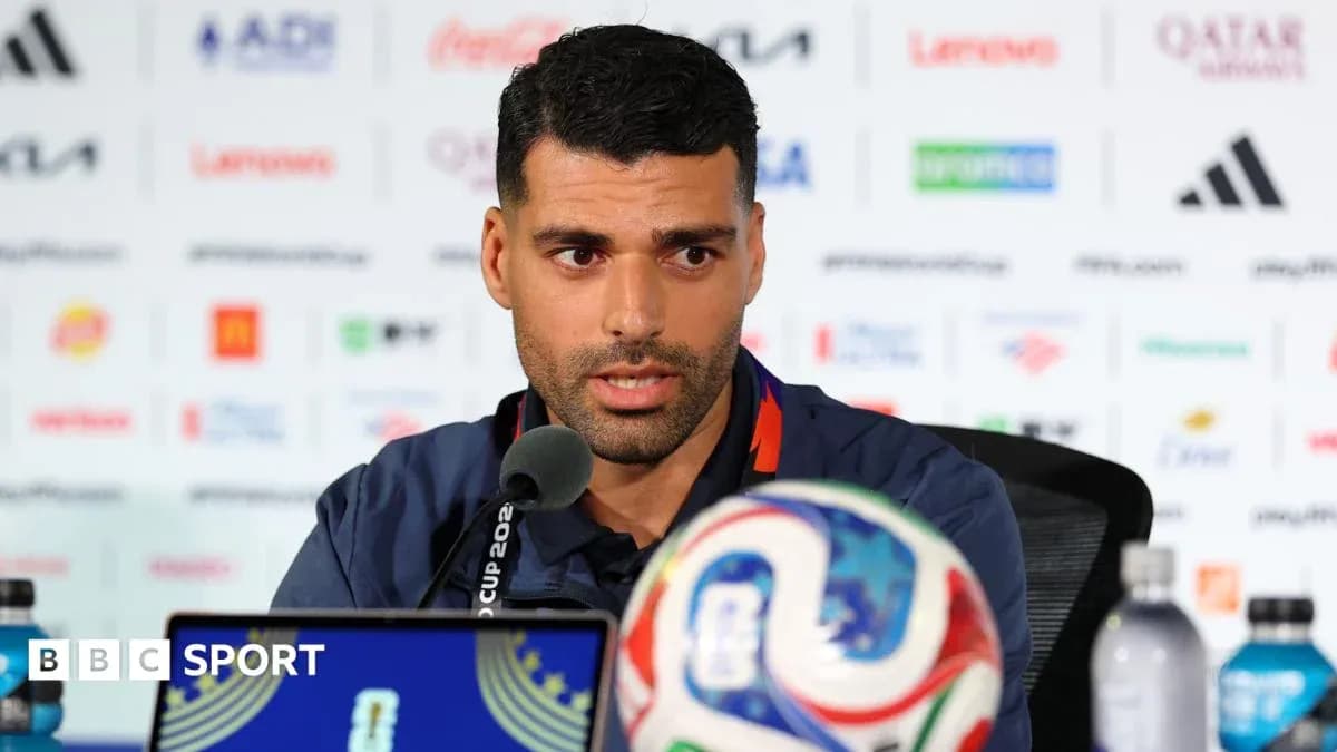 Jugador en conferencia de prensa con balón de fútbol