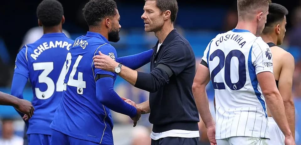 Jugadores de Chelsea saludando al entrenador