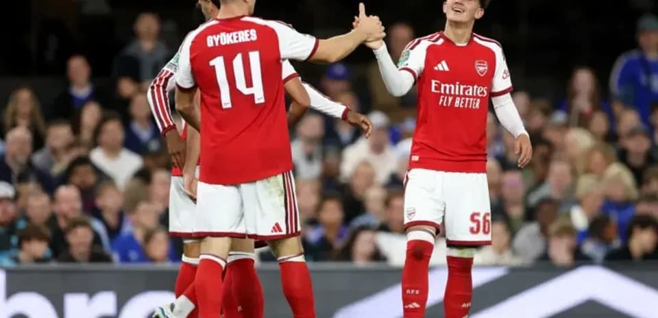 Jugadores de Arsenal celebrando tras un gol