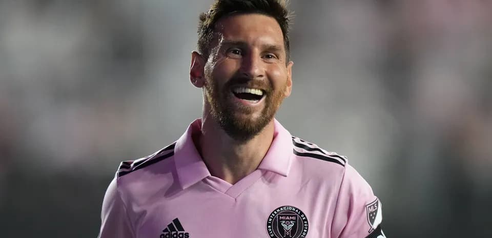 Lionel Messi sonriendo en camiseta del Inter Miami