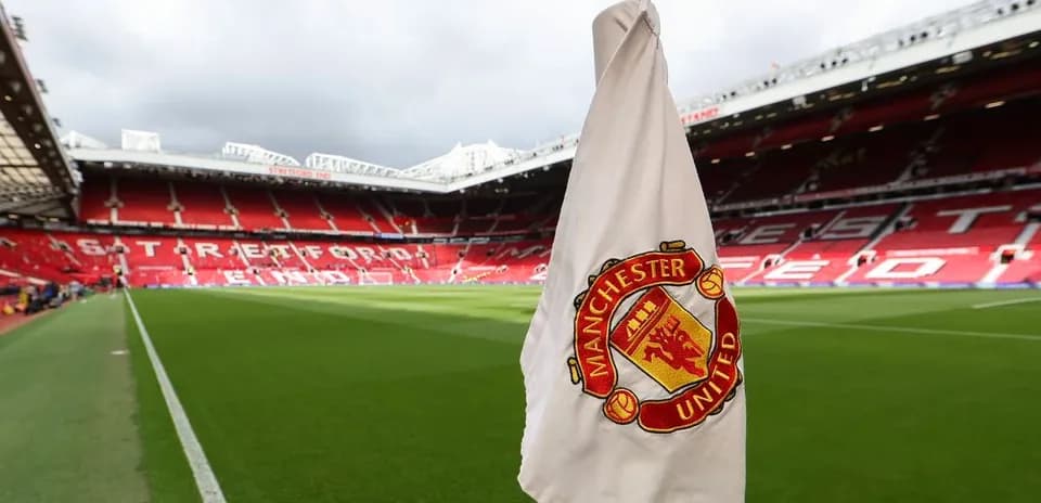 Esquina del campo en Old Trafford con bandera de Manchester United