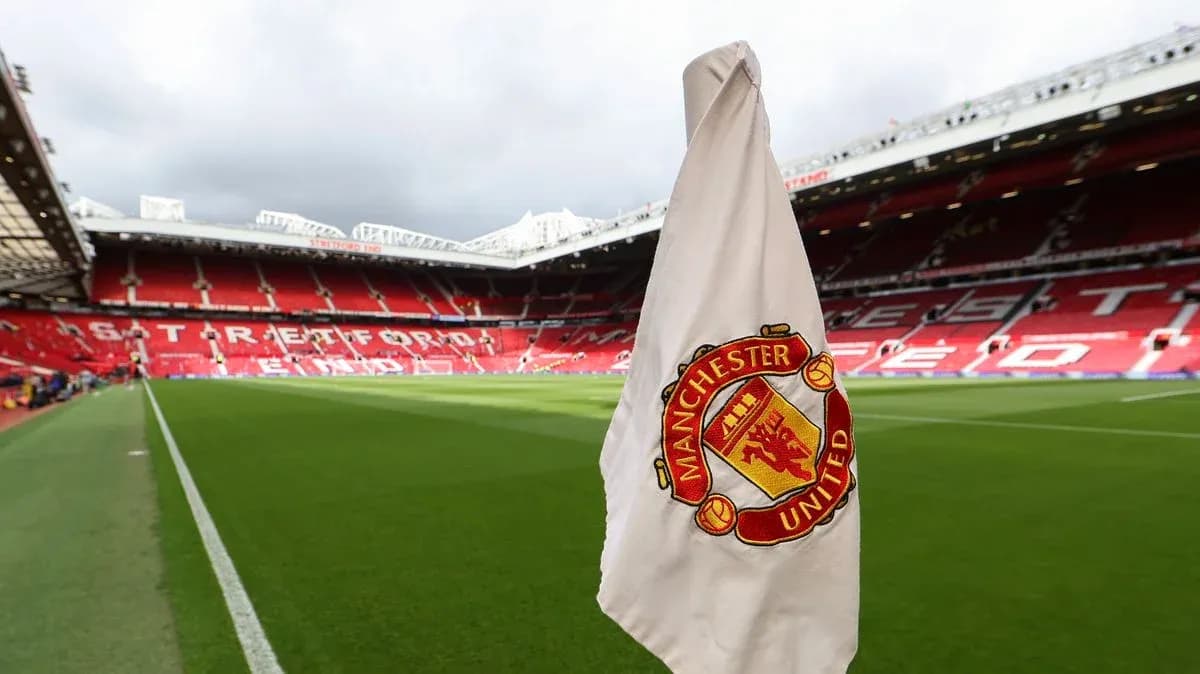 Esquina del campo en Old Trafford con bandera de Manchester United